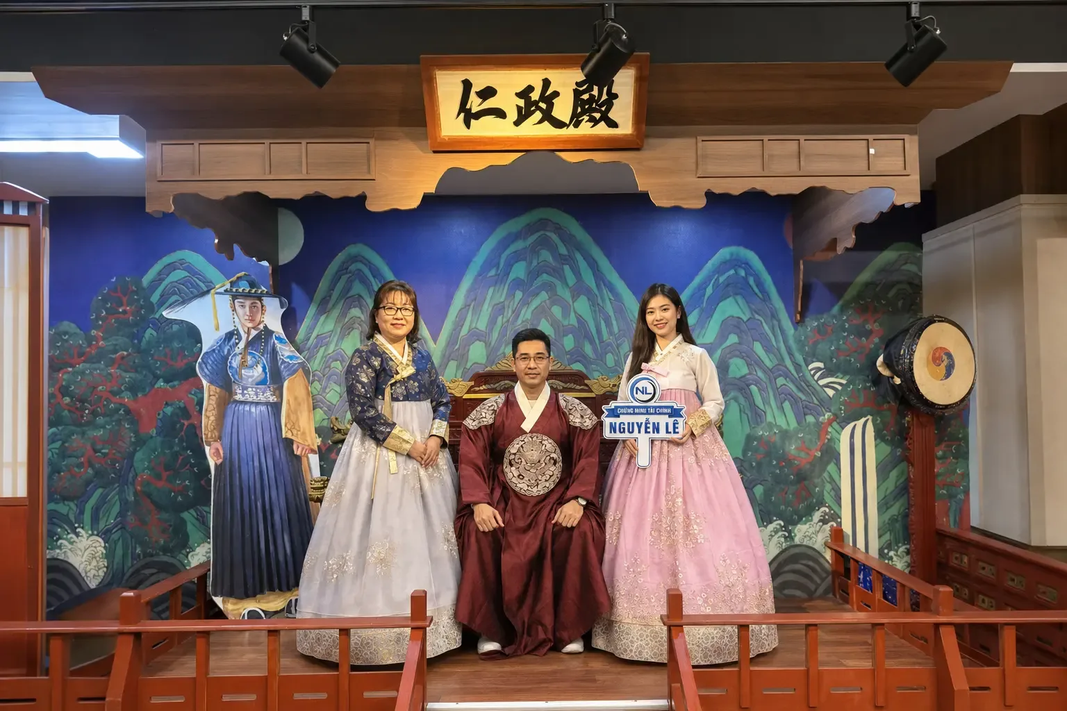 khách hàng tham quan cung điện Changdeokgung